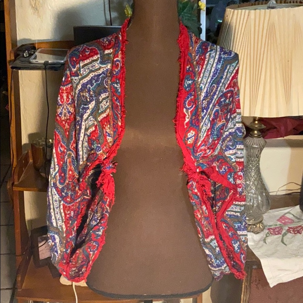 43” squared scarf with paisley/fan like print